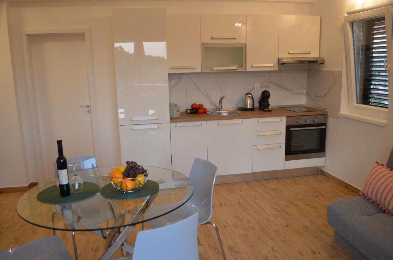 Apartmani V&V - New Apartments Murter Eksteriør billede